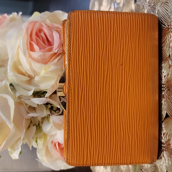 Authentic Louis Vuitton Epi kisslock wallet - Picture 2 of 10